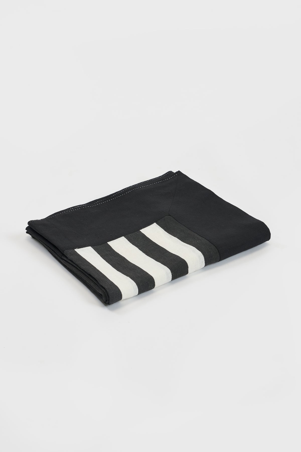 Badiyadka Table Cover